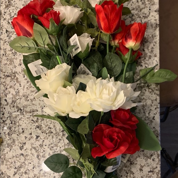 Fake flowers - Picture 3 of 3